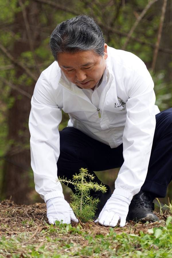 22일 경북 문경시 하늘재에서 열린 '백두개간 사랑 나무심기'에 참여해 구상나무를 심는 남성현 산림청장. 산림청