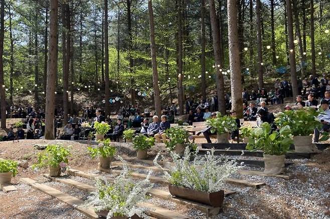 23일 국립백두대간수목원 꽃마숲공연장에서 열린 결혼식에 참석한 하객. 한국수목원정원관리원