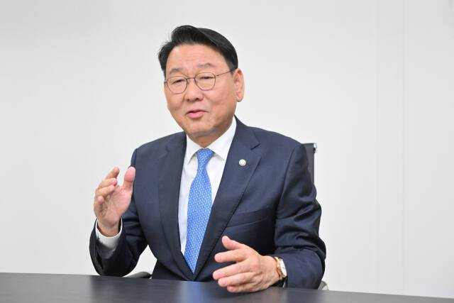22대 총선에서 승리해 3선 고지에 오른 민주당 김교흥 의원(서구갑)이 경기일보와의 인터뷰에서 포부를 밝히고 있다. 조병석기자