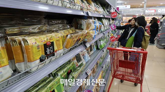 18일 서울시내 한 대형마트를 찾은 시민들이 김 제품을 살펴보고 있다. <이충우기자>