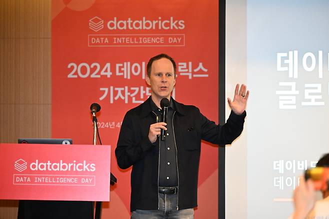 데이비드 마이어(David Meyer) 데이터브릭스 제품 담당 수석 부사장이 23일 기자 간담회에서 자사 서비스인 ‘데이터 인텔리전스 플랫폼’과 ‘DBRX’에 대해 설명하고 있다. <사진=데이터브릭스>