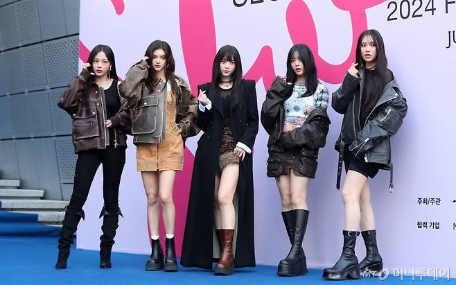 그룹 뉴진스가 지난 2월1일 오후 서울 중구 동대문디자인플라자(DDP)에서 열린 2024 F/W 서울패션위크(SFW) 오프닝쇼 참석에 앞서 포즈를 취하고 있다. /사진=뉴시