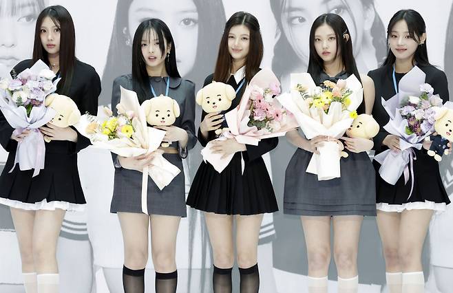 인천공항세관 홍보대사에 위촉된 그룹 뉴진스가 지난달 22일 인천국제공항 제1여객터미널 밀레니엄홀에서 열린 홍보대사 위촉식 행사장에서 포즈를 취하고 있다. /사진=뉴시스.