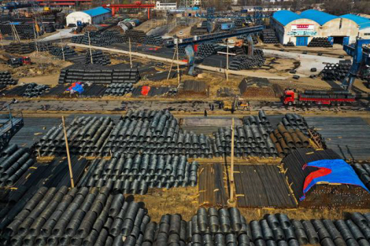 중국산 철강 제품이 중국 랴오닝성 선양의 철강 도매시장에 쌓여 있다. AFP 연합뉴스