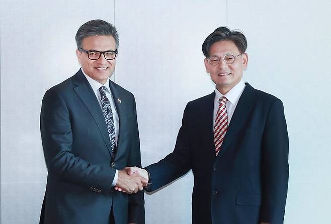 [서울=뉴시스] 양병내 산업통상자원부 통상차관보가 25일 서울 중구 플라자호텔에서 골디 하이더 캐나다 경제인연합회 부회장과 면담하기 앞서 기념촬영 하고 있다. (사진=산업통상자원부 제공) 2023.10.25. photo@newsis.com *재판매 및 DB 금지