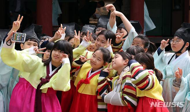 [부산=뉴시스] 하경민 기자 = 23일 부산 동래구 동래향교에서 열린 '동래향교 인성 테마기행'에 참가한 금양초등학교 5학년 학생들이 한복을 곱게 차려입고 휴대전화로 기념사진을 찍고 있다. 부산 동래교육지원청은 오는 10월22일까지 동래향교에서 관내 5개 초등학교 5·6학년 700여 명을 대상으로 이 프로그램을 운영한다. 2024.04.23. yulnetphoto@newsis.com