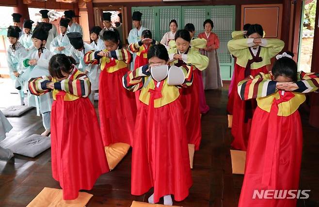 [부산=뉴시스] 하경민 기자 = 23일 부산 동래구 동래향교에서 열린 '동래향교 인성 테마기행'에 참가한 금양초등학교 5학년 학생들이 한복을 곱게 차려입고 배례(절)를 배우고 있다. 부산 동래교육지원청은 오는 10월22일까지 동래향교에서 관내 5개 초등학교 5·6학년 700여 명을 대상으로 이 프로그램을 운영한다. 2024.04.23. yulnetphoto@newsis.com