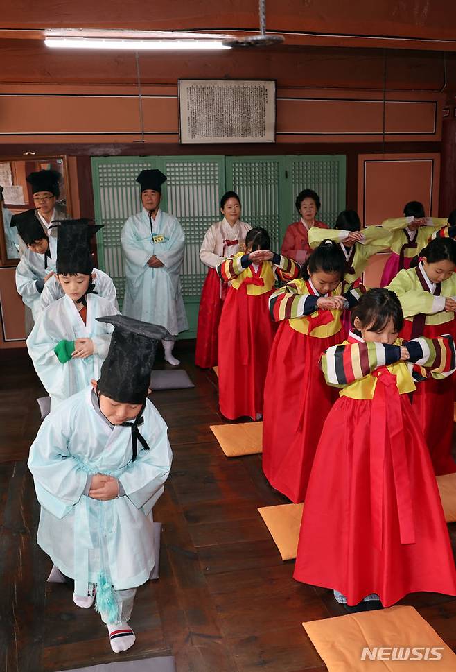 [부산=뉴시스] 하경민 기자 = 23일 부산 동래구 동래향교에서 열린 '동래향교 인성 테마기행'에 참가한 금양초등학교 5학년 학생들이 한복을 곱게 차려입고 배례(절)를 배우고 있다. 부산 동래교육지원청은 오는 10월22일까지 동래향교에서 관내 5개 초등학교 5·6학년 700여 명을 대상으로 이 프로그램을 운영한다. 2024.04.23. yulnetphoto@newsis.com