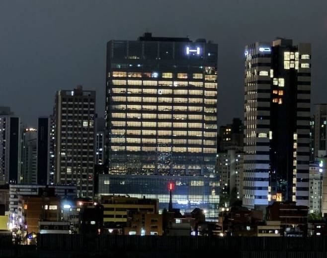 [서울=뉴시스]불화설이 터진 국내 최대 K팝 기획사 하이브 본사 사무실이 한밤 중에도 불이 켜져 있는 상태의 사진이 화제가 되고 있다. (사진=온라인 커뮤니티 캡처) *재판매 및 DB 금지