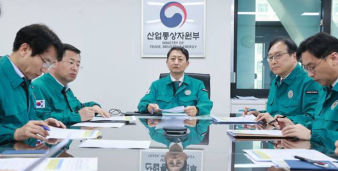 [서울=뉴시스] 김근수 기자 = 안덕근 산업통상자원부 장관이 19일 서울 종로구 정부서울청사에서 정인교 통상교섭본부장, 강경성 1차관을 비롯한 산업부 주요 간부들이 참석한 가운데 열린 중동 사태 관련 긴급 상황 점검회의에서 회의를 주재하고 있다. (사진= 산업통상자원부 제공) 2024.04.19. photo@newsis.com *재판매 및 DB 금지