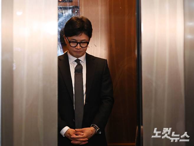 국민의힘 한동훈 비상대책위원장이 11일 오전 서울 여의도 중앙당사에서 총선 참패 책임을 지고 사퇴하겠다고 밝힌 뒤 자리를 뜨고 있다. 황진환 기자