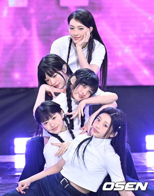 [OSEN=조은정 기자]2일 오후 서울 상암동 SBS프리즘타워에서 SBS M ‘THE SHOW(더쇼)’ 생방송이 진행됐다.이날 ‘더쇼’에는&nbsp;루카스, 앰퍼샌드원(AMPERS&ONE), BAE173, Candy Shop, 정동하, 아일릿(ILLIT), TAN, Leni.M, LUN8(루네이트), 민서, n.SSign(엔싸인), 퍼플키스(PURPLE KISS), THE NEW SIX, UNIS(유니스), XODIAC, 영파씨(YOUNG POSSE)가 출연한다.아일릿이 멋진 무대를 선보이고 있다. /2024.04.02 cej@osen.co.kr