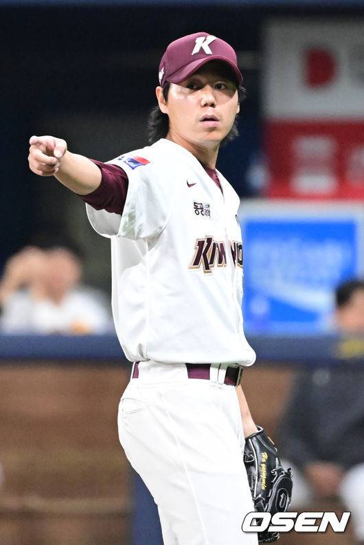 [OSEN=고척, 김성락 기자] 23일 오후 서울 고척스카이돔에서 ‘2024 신한 SOL Bank KBO리그’ 키움 히어로즈와 KIA 타이거즈의 경기가 열렸다.이날 홈팀 키움은 선발투수로 하영민, 원정팀 KIA는 크로우를 내세웠다.6회말 2사 1루 키움 하영민이 투구룰 마친 뒤 스트라이크 판정을 어필하고 있다. 2024.04.23 / ksl0919@osen.co.kr