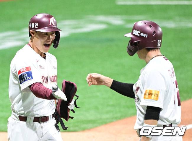 [OSEN=고척, 김성락 기자] 23일 오후 서울 고척스카이돔에서 ‘2024 신한 SOL Bank KBO리그’ 키움 히어로즈와 KIA 타이거즈의 경기가 열렸다.이날 홈팀 키움은 선발투수로 하영민, 원정팀 KIA는 크로우를 내세웠다.8회말 2사 2루 키움 주성원이 동점 2점 홈런을 날린 뒤 홈에서 김재현과 기쁨을 나누고 있다. 2024.04.23 / ksl0919@osen.co.kr