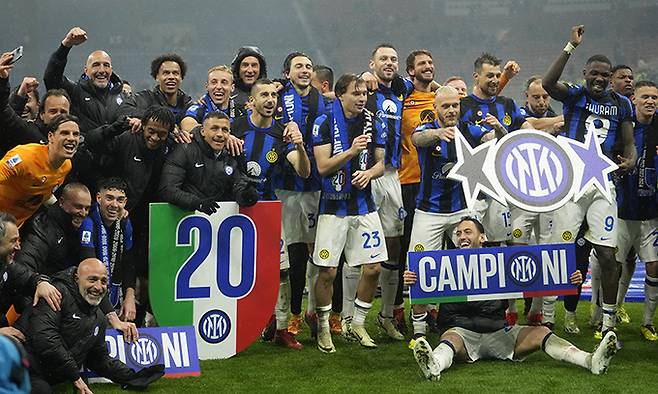 인터 밀란 선수들이 이탈리아 세리에A 20번째 우승을 기뻐하고 있다. AP연합뉴스