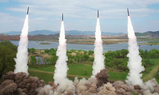 북한은 지난 22일 김정은 국무위원장의 지도로 600mm 초대형 방사포병 부대들을 국가 핵무기 종합관리체계인 핵방아쇠 체계 안에서 운용하는 훈련을 처음으로 진행했다고 조선중앙TV가 23일 보도했다. 조선중앙통신·연합뉴스