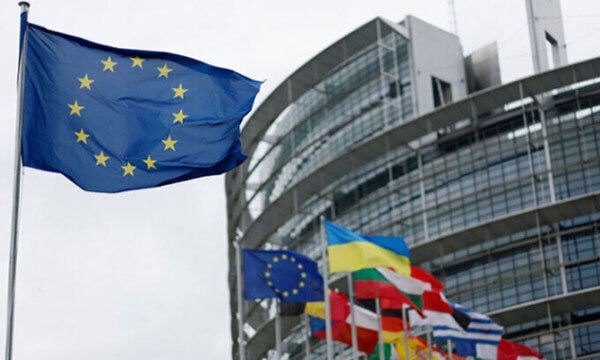 프랑스 동부 스트라스부르의 유럽의회 앞 국기 게양대에 18일 유럽 깃발과 유럽 각국 국기들이 펄럭이고 있다. AP뉴시스