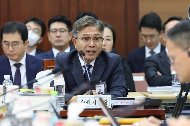 2023년 10월17일 서울 서초구 서울고등검찰청에서 열린 국회 법제사법위원회의 서울중앙지검 등 11개 검찰청에 대한 국정감사에서 신봉수 수원지검장이 질의에 답하고 있다. ⓒ 연합뉴스
