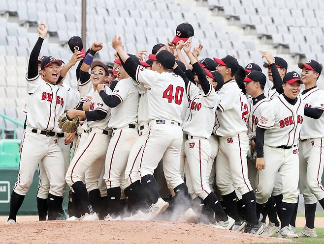 ▲ 짜임새 있는 경기력과 저력으로 이마트배 2연패 달성에 성공한 덕수고 ⓒSSG랜더스