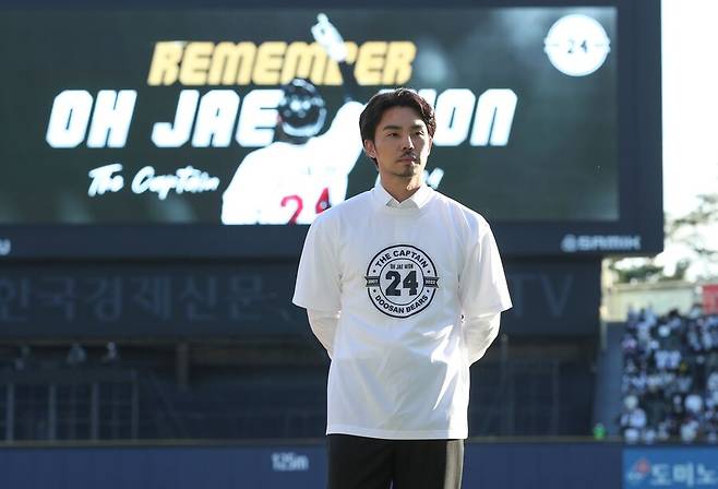 ▲ 두산 베어스는 2022년 10월 8일 키움 히어로즈와 시즌 최종전에 오재원 은퇴식을 마련했다. 당시 오재원은 1부 행사를 마치고 홈팀 더그아웃에 도열해 있는 두산 선수단을 쳐다보지도 않고 3루 더그아웃으로 들어갔다. ⓒ 두산 베어스