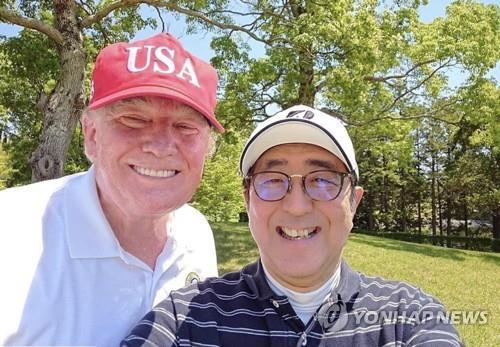 2019년 트럼프(왼쪽)-아베 골프 후 기념 촬영 [연합뉴스 자료사진]