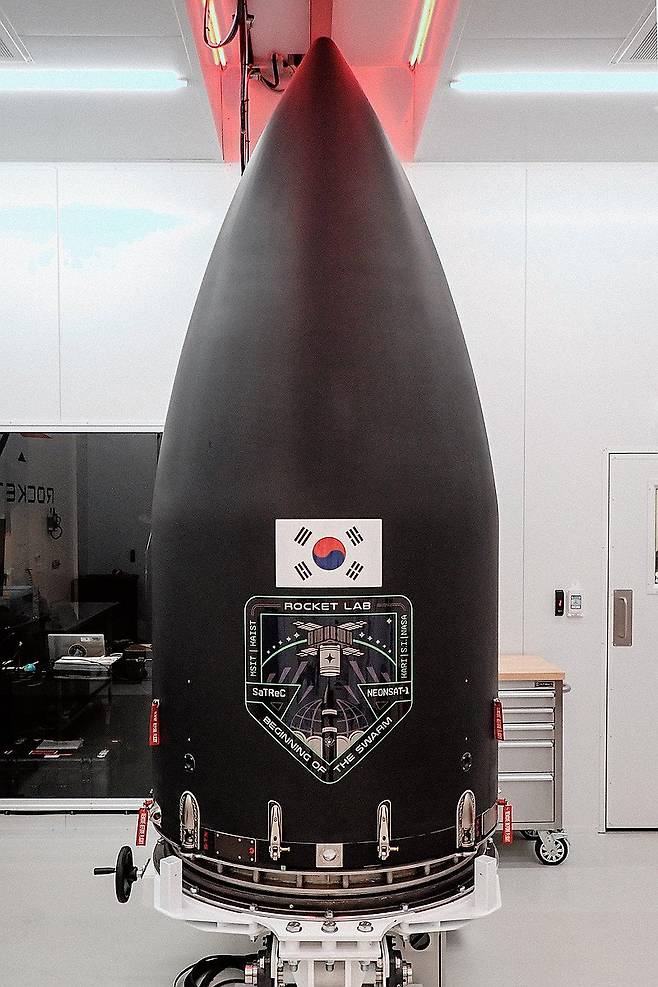 임무명 'B·T·S'…국산 군집위성 내일 우주로 (서울=연합뉴스) 오는 24일 발사를 앞둔 한국의 '양산형 초소형 군집위성' 1호를 실은 발사체 '일렉트론'이 발사 리허설을 마치고 이륙 준비를 끝냈다고 로켓랩이 22일(현지시간) 소셜미디어를 통해 밝혔다.
    로켓랩은 이번 임무 명을 'B.T.S(Beginning Of The Swarm, 군집의 시작)'로 명명했다. 사진은 양산형 초소형 군집위성 1호 실은 로켓랩 발사체 일렉트론의 상단부 모습. 2024.4.23 [로켓랩 X(옛 트위터) 캡처. 재판매 및 DB 금지] photo@yna.co.kr