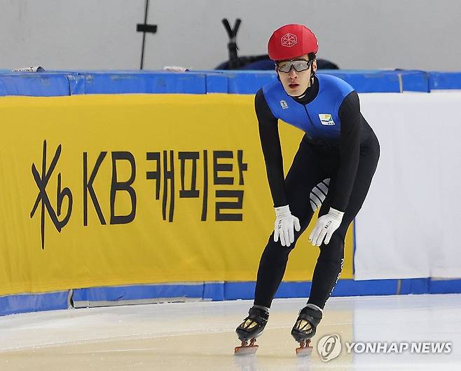 아쉬워하는 황대헌 [연합뉴스 자료사진]