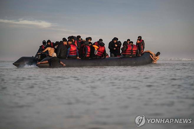 영국해협을 건너는 소형 보트 [AFP 연합뉴스 자료사진 재판매 및 DB 금지]