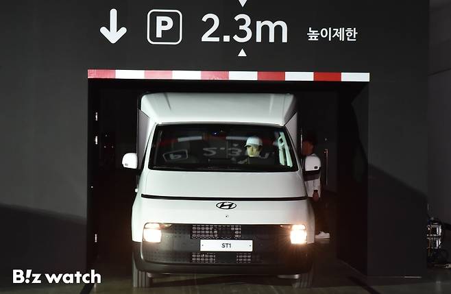 23일 인천 연수구 센트럴로 송도컨벤시아에서 현대자동차가 전동화 비즈니스 플랫폼 신차 'ST1'을 선보였다. /사진=이명근 기자 qwe123@