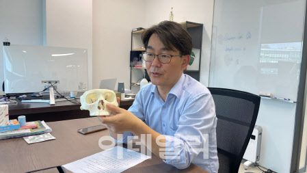 윤원수 티앤알바이오팹 대표가 18일 판교 연구소에서 자사가 직접 만든 인공 장기 제품을 소개하고 있다. (사진=티앤알바이오팹)