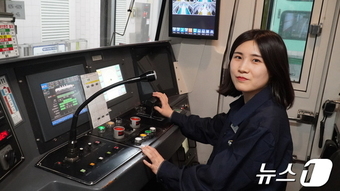 대전교통공사에서 15년 만에 여성 기관사가 탄생했다. 지난 22일 수습을 마치고 도시철도 1호선 구간 운행에 첫 투입된 이수빈 기관사.(대전교통공사 제공)/뉴스1