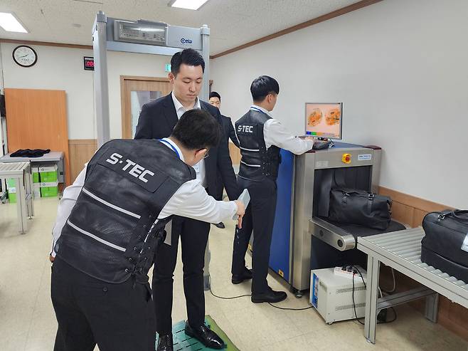 에스텍시스템은 이달 26일까지 X-레이·검색대 장비·핸드 스캐너 등 장비의 운용 방법을 전 직원에게 훈련한다.(에스텍시스템 제공)