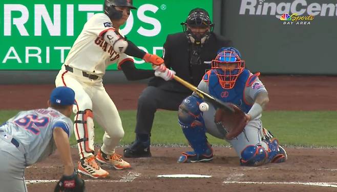 이정후가 23일(한국시각) 뉴욕 메츠와의 경기에서 3회 좌완 호세 킨타나가 바깥쪽으로 던진 슬러브를 받아치고 있다. 사진=MLB.TV 캡처