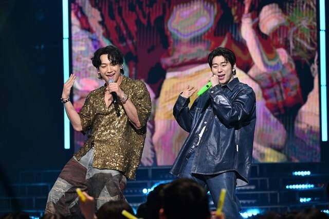 비(왼쪽)가 '지코의 아티스트' 무대에 오르자 가장 큰 함성이 터져나왔다. /KBS