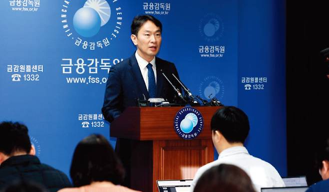 이복현 금감원장이 3월 11일 홍콩ELS 피해 관련, 분쟁조정기준안을 발표하고 있다.