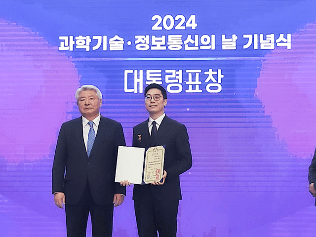 김홍일 방송통신위원회 위원장(왼쪽)(과 티오리 박세준 대표가 기념촬영을 하고 있다(이미지=티오리)