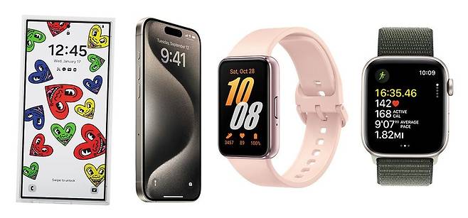 스마트폰과 스마트워치가 나올 때마다, 각 제조사는 브랜드의 고유한 의미를 담기 위해 매번 동일한 시계 화면을 설정한다. 왼쪽부터 갤럭시S24, 아이폰15프로, 갤럭시핏3, 애플워치9의 시계 화면. /삼성전자·애플
