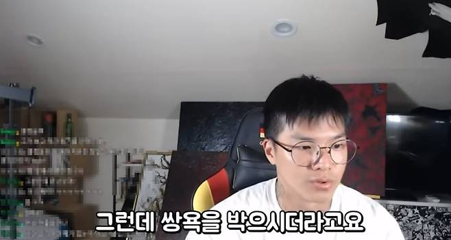 그룹 틴탑의 전 멤버 캡이 자신의 유튜브 채널에서 이야기하는 모습./유튜브 채널 '방민수'