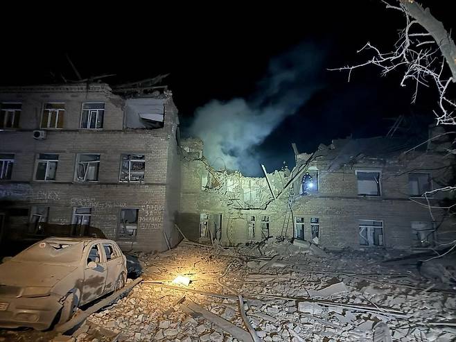 지난 2월 14일 새벽 우크라이나 동부 도네츠크주 셀리도베의 병원이 러시아 미사일에 피격돼 크게 부서졌다. 미국 CNN은 "도네츠크와 하르키우 전선의 우크라이나군은 포탄과 탄약, 숙련병 부족이 심각한 실정"이라고 10일 보도했다. /로이터 연합뉴스