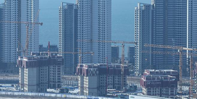 인천 연수구 송도신도시 신축아파트 공사현장의 모습. /뉴스1