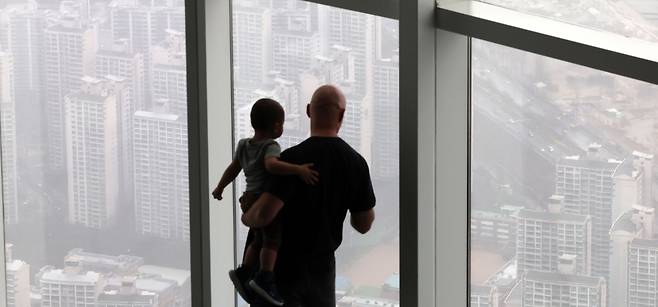 서울 송파구 서울스카이 전망대에서 아파트 단지가 보이고 있다. /뉴스1