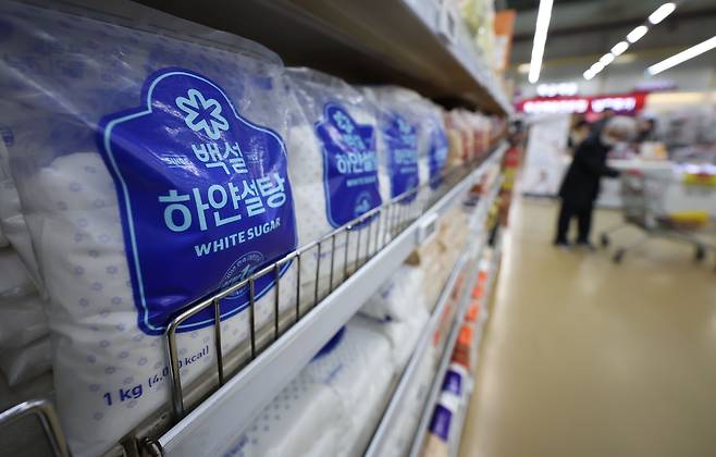 서울 시내 대형마트에 설탕이 진열돼 있다. /뉴스1