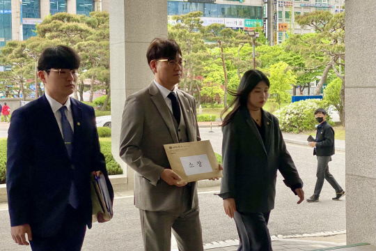 곽대근 KT&G 전 연구원의 소송대리인 법무법인 재유가 24일 오후 대전지방법원에 소장을 들고 들어가고 있다. 정인선 기자