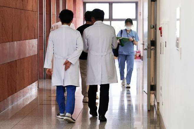 의사들의 무더기 사직 효력이 현실화될 수 있다는 우려가 높아지는 가운데 23일 오전 서울 시내 한 대학병원에서 의료진이 이동하고 있다.ⓒ연합뉴스