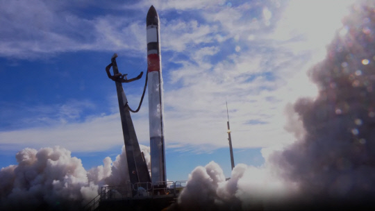 초소형 군집위성 1호가 24일 오전 7시32분(한국시간) 뉴질랜드 마히아 발사장에서 미국 우주기업 로켓랩의 '일렉트론'에 실려 발사된 이후, 50분 만에 우주 궤도에 진입했다.



로켓랩 제공