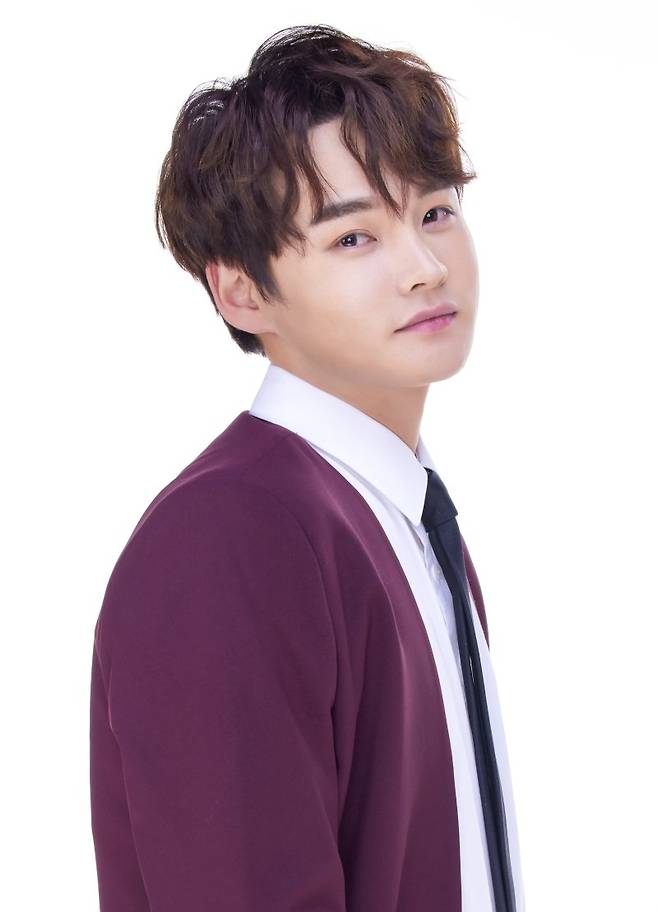 장구 치는 트로트 가수...유튜브 통해 소통도 완벽