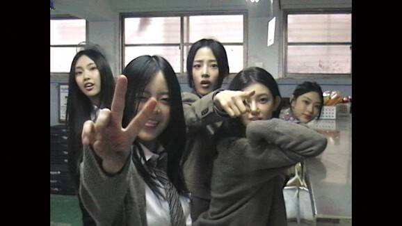 뉴진스 〈Ditto〉 뮤직비디오 화면 갈무리. 씨네21 자료 사진.