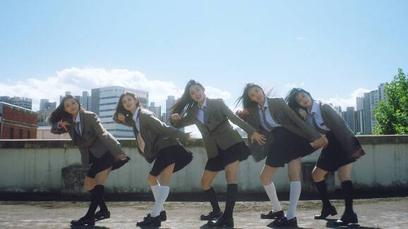 뉴진스 〈Ditto〉 뮤직비디오 화면 갈무리. 씨네21 자료 사진.