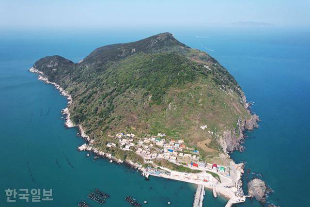 장도는 흑산도 서쪽에 위치한 작은 섬이다. 마을 뒤편 해발 230m 산 정상 부근에 형성된 장도습지는 람사르습지로 등록돼 있다.