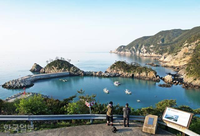 흑산도 사리마을 앞 포구의 칠형제바위. 옛날에는 모래가 고와 모래미(사리)마을이라 했다.